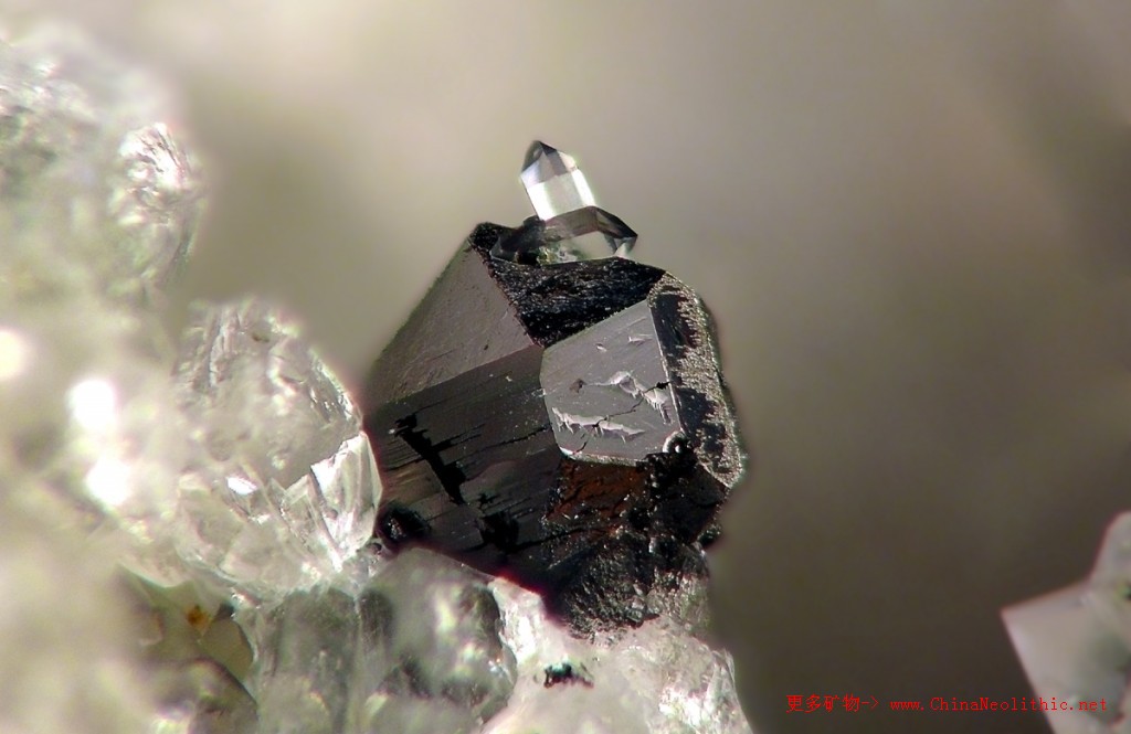 矿物图片 钨锰矿-hubnerite