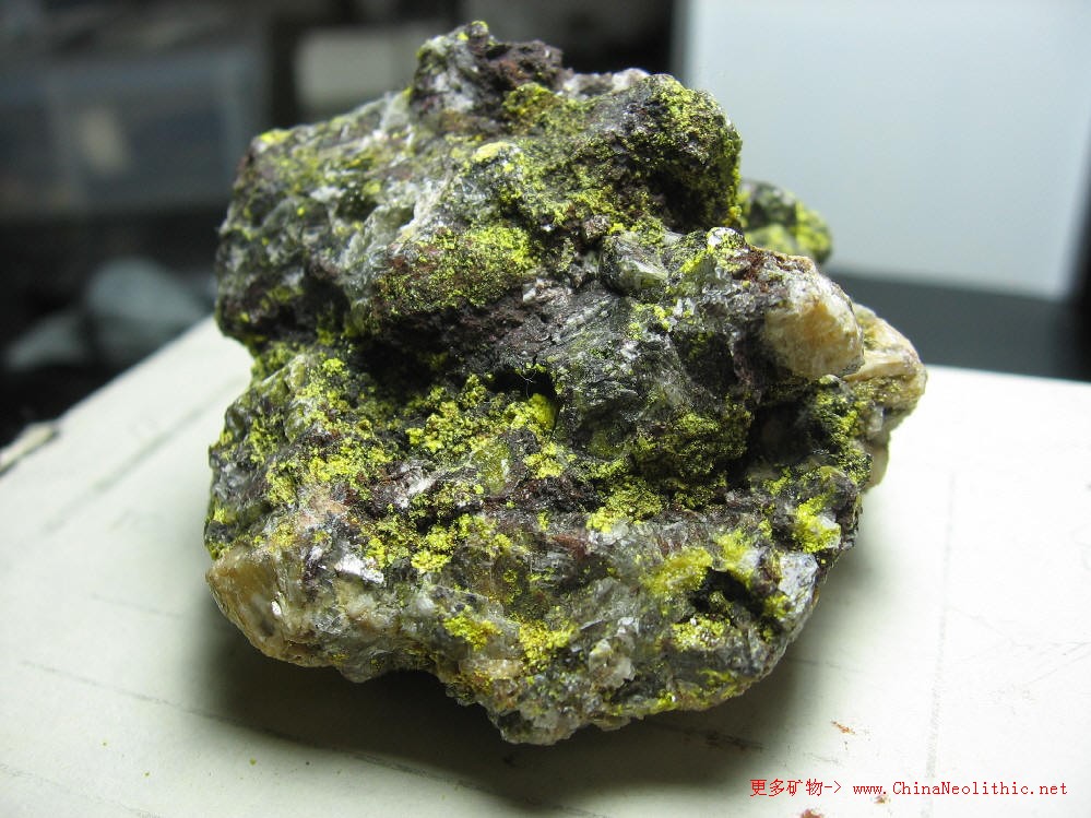 矾钙铀矿--矿物图片-矿物百科-石器时代 - 矿物晶体-矿物标本-珠宝