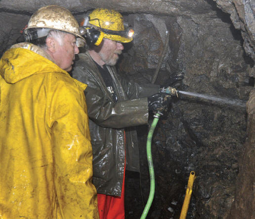 Cal Graeber (left) and Jesse Fisher (author) washing clay from one of the pockets. J. Gajowniczek photo.