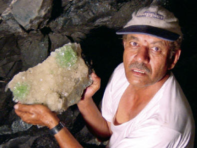 Fasi Makki with a freshly mined specimeninside the huge pocket in the well inMomin Akhada, India. S. Makki photo.