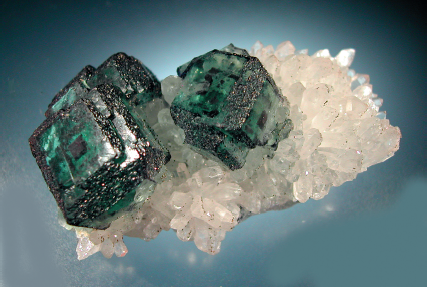 萤石与水晶共生——江西大庾岭钨矿—锡石、辉钼矿、萤石、毒砂和水晶