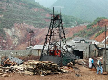 蓝铜矿—产地安徽省池州贵池六峰山矿床