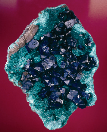 蓝铜矿与孔雀石共生组合样本，孔雀石晶体纤细如针—产地安徽省池州贵池六峰山矿床