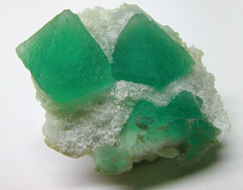 从石英母岩中溶蚀出来的绿色萤石呈八面体晶形—广东北部韶关乳源