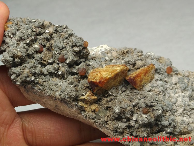 日光榴与锰铝石榴石、水晶、云母共生,日光榴,石榴石,水晶,云母