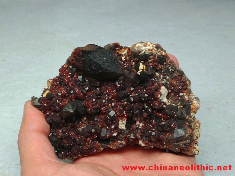 酒红色锰铝石榴石和水晶共生矿物晶体标本宝石原石原矿观赏奇石,石榴石,水晶