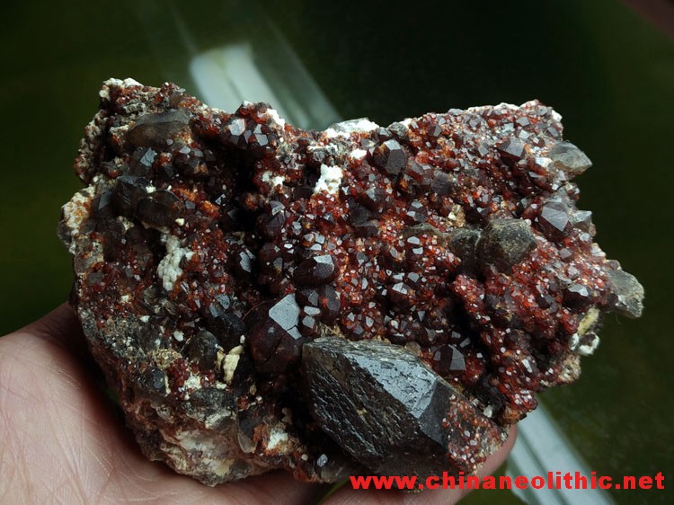 酒红色锰铝石榴石和水晶共生矿物晶体标本宝石原石原矿观赏奇石,石榴石,水晶