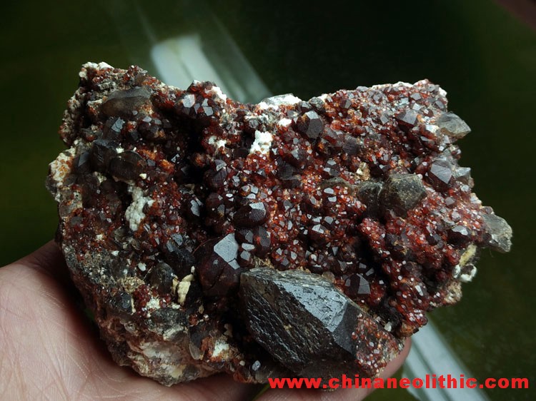 Red wine and manganese aluminum garnet crystal mineral crystal gem stone ornamental stone ore sample,Garnet,Quartz