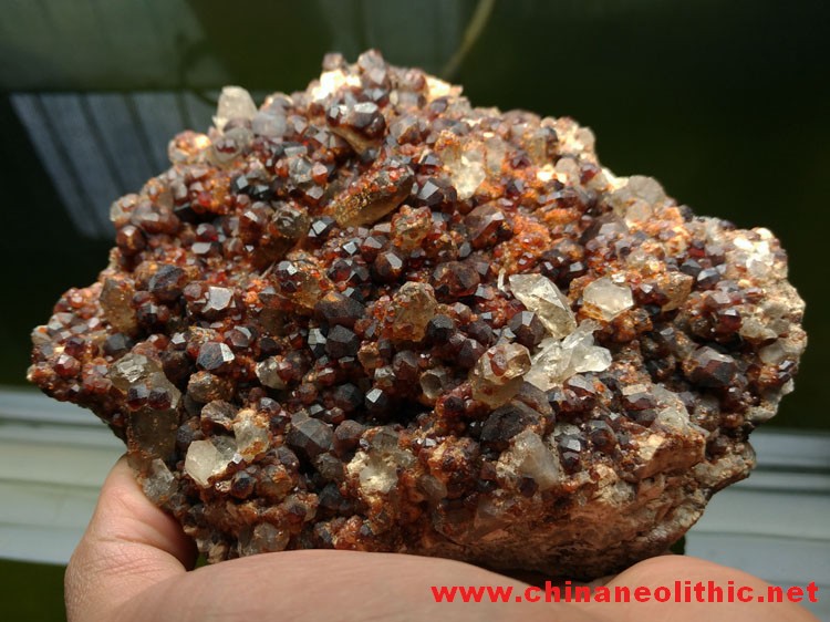 酒红色锰铝石榴石和水晶共生矿物晶体标本宝石原石原矿,石榴石,水晶