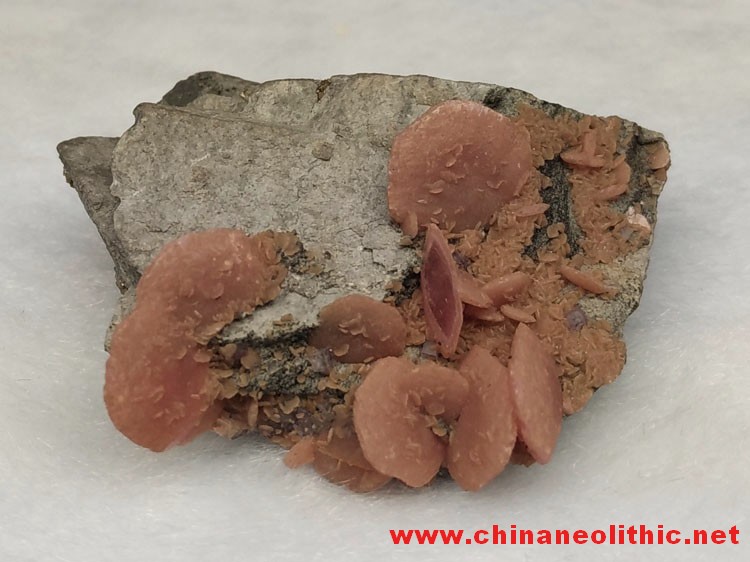 典型的花瓣片状菱锰矿红纹石宝石矿物晶体标本原石原矿,菱锰矿