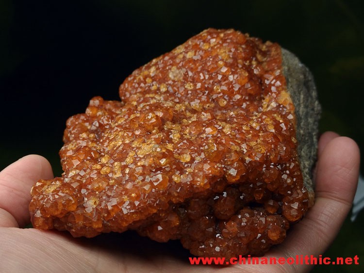 芬达石橙红色锰铝石榴石晶簇长满矿物晶体标本宝石原石原矿观赏石,石榴石
