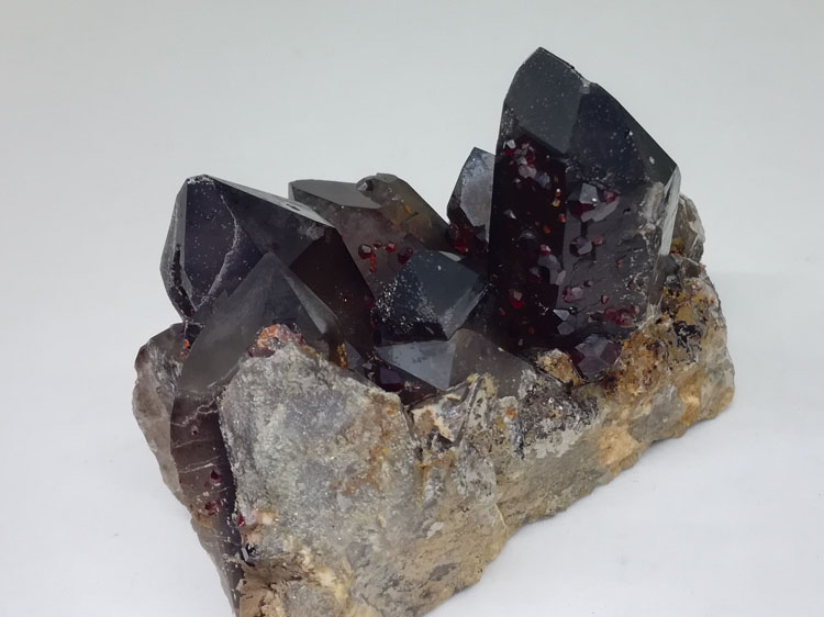 酒红色锰铝石榴石和茶色水晶共生矿物晶体标本宝石原石原矿观赏奇石,石榴石,水晶