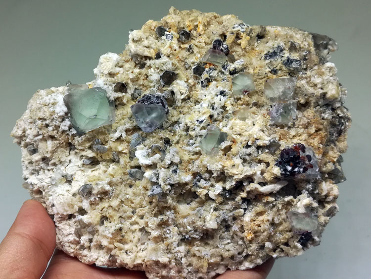 八面体萤石和石榴石、茶色水晶、烟晶共生矿物晶体标本宝石原石原矿,萤石,水晶