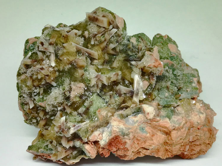 浊沸石和金黄方解石、绿帘石、钾长石矿物晶体标本原石原矿,浊沸石