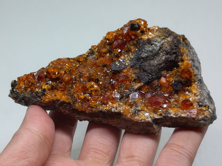 宝石级锰铝石榴石芬达石矿物晶体标本原石原矿原料观赏石,石榴石