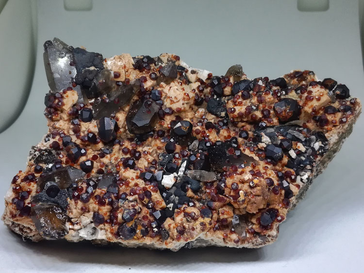 酒红色锰铝石榴石和水晶共生矿物晶体标本宝石原石原矿,石榴石,水晶