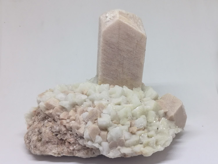 标准钾长石、钠长石和石榴石共生矿物标本原石原矿,石榴石,长石