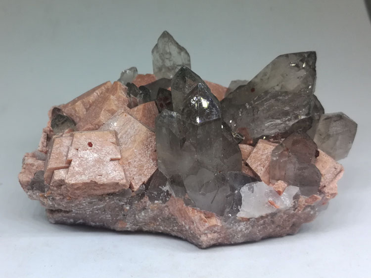 粉红色钾长石和水晶石榴石共生矿物晶体标本原石原矿,石榴石,水晶,长石