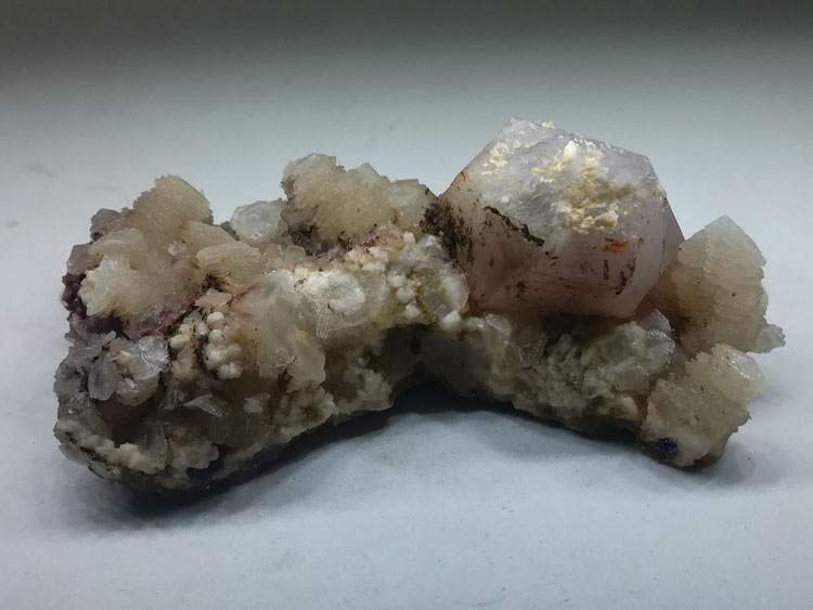 福建新出紫水晶和片状方解共生矿物晶体标本原石原矿,水晶,方解