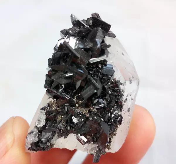 水晶上的双端黑钨晶体