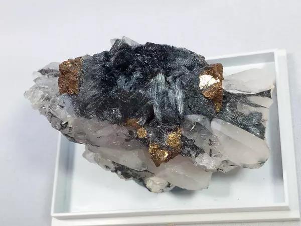 硫锑铅矿、黄铜矿、水晶 