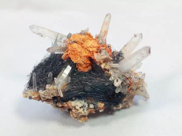 脆硫锑铅矿、水晶