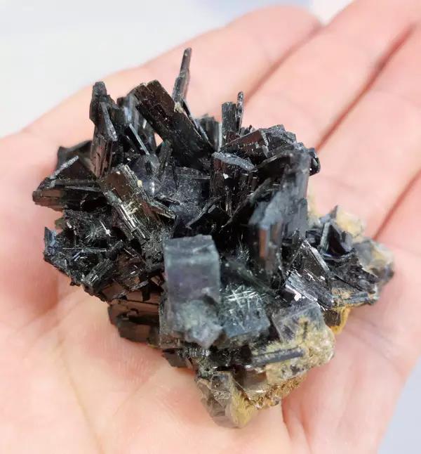 黑钨、脆硫锑铅、萤石、水晶