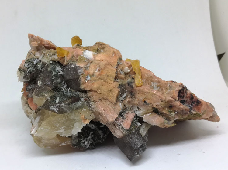 浊沸石、辉沸石和金黄方解石、绿帘石、钾长石矿物晶体标本原石原矿,浊沸石,方解,辉沸石,长石