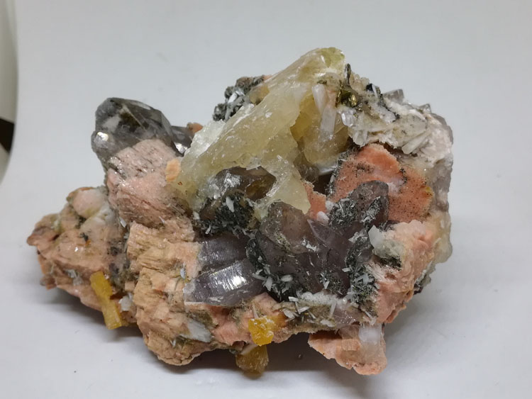 浊沸石、辉沸石和金黄方解石、绿帘石、钾长石矿物晶体标本原石原矿,浊沸石,方解,辉沸石,长石