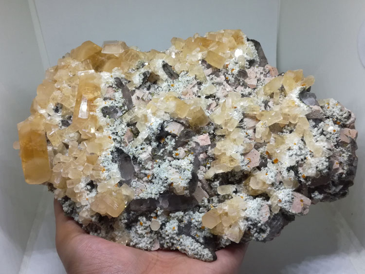 The golden yellow columnar calcite and chabazite, crystal mineral crystal specimens gem stone ore,Calcite,Chabazite,Quartz,Feldspar