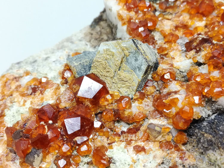 宝石级芬达石锰铝榴石和云母茶晶烟晶共生矿物标本宝石原石原矿,石榴石,水晶,云母