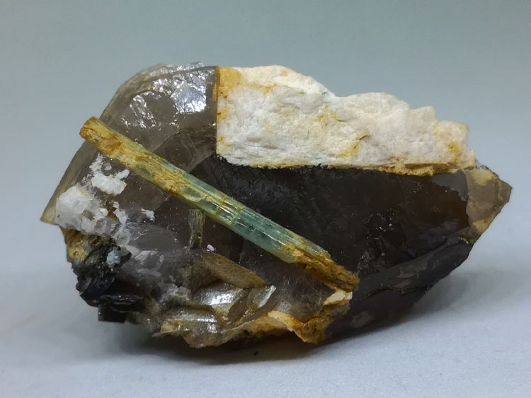 福建新出的海蓝宝石和烟晶共生矿物晶体矿物标本宝石原石原矿原料,海蓝宝石,水晶