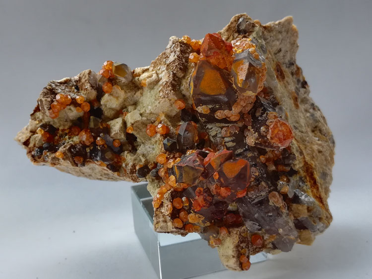 芬达石锰铝榴石和长石、茶晶烟晶共生矿物标本宝石原石原矿,石榴石,水晶,长石