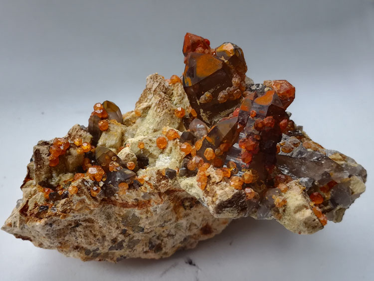 芬达石锰铝榴石和长石、茶晶烟晶共生矿物标本宝石原石原矿,石榴石,水晶,长石