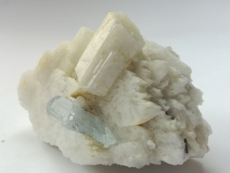 海蓝宝石和白色钠长石共生矿物标本晶体宝石原石原矿,海蓝宝石,长石