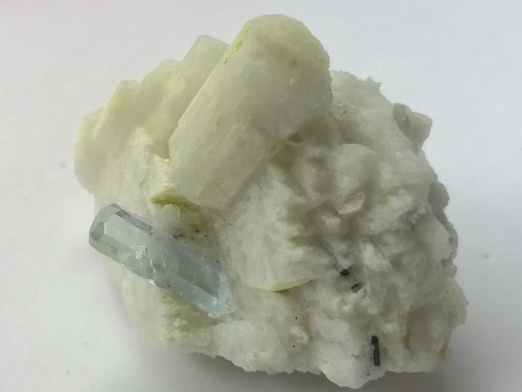 海蓝宝石和白色钠长石共生矿物标本晶体宝石原石原矿,海蓝宝石,长石
