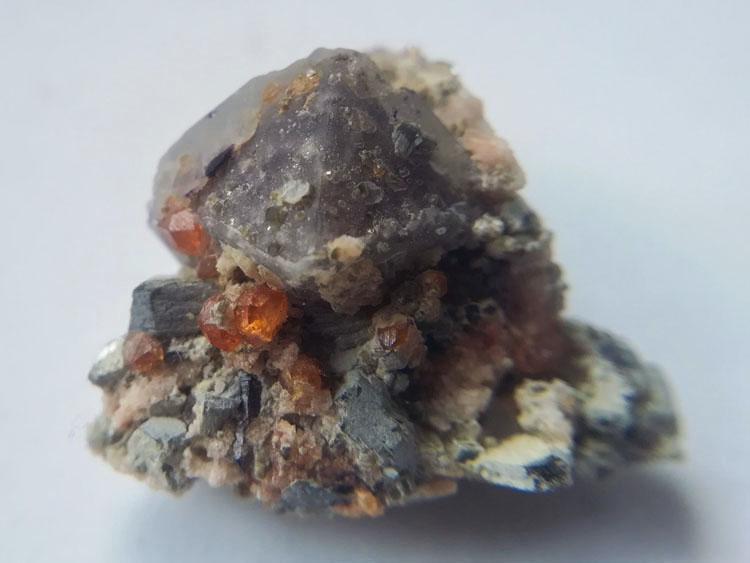 八面体萤石包裹锰铝石榴石芬达石共生矿物标本晶体宝石原石原矿,萤石,石榴石