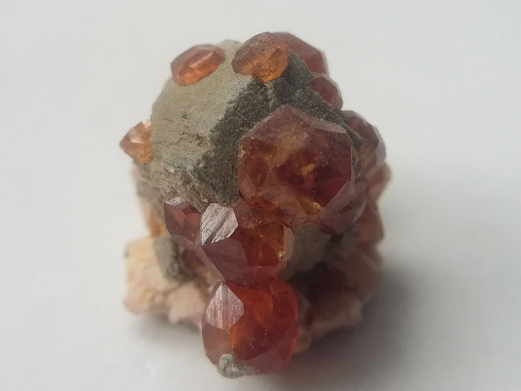 橙红色锰铝石榴石芬达石和云母共生矿物标本晶体宝石原石原矿,石榴石,云母