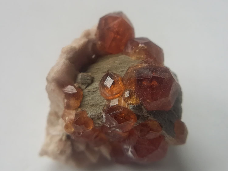 橙红色锰铝石榴石芬达石和云母共生矿物标本晶体宝石原石原矿,石榴石,云母