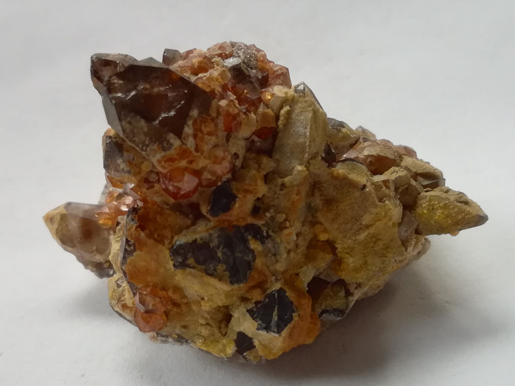 宝石级芬达石榴石锰铝榴石和茶晶烟晶共生矿物标本宝石原石原矿,石榴石,水晶
