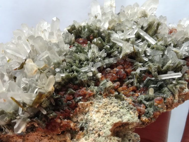 石榴石、绿帘石和水晶共生矿物标本晶体宝石原石原矿石,石榴石,绿帘石,水晶
