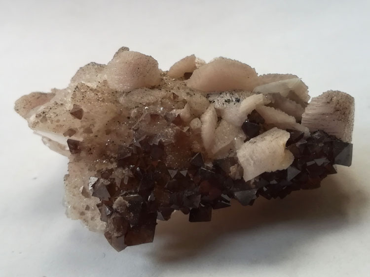 无根浮生八面体白钨矿和粉红色白云石、水晶共生矿物晶体标本原石原矿,白钨,水晶,白云石