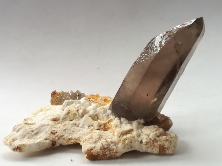 突出的茶色水晶烟晶和钠长石共生矿物晶体标本宝石原石原矿原料,水晶,长石