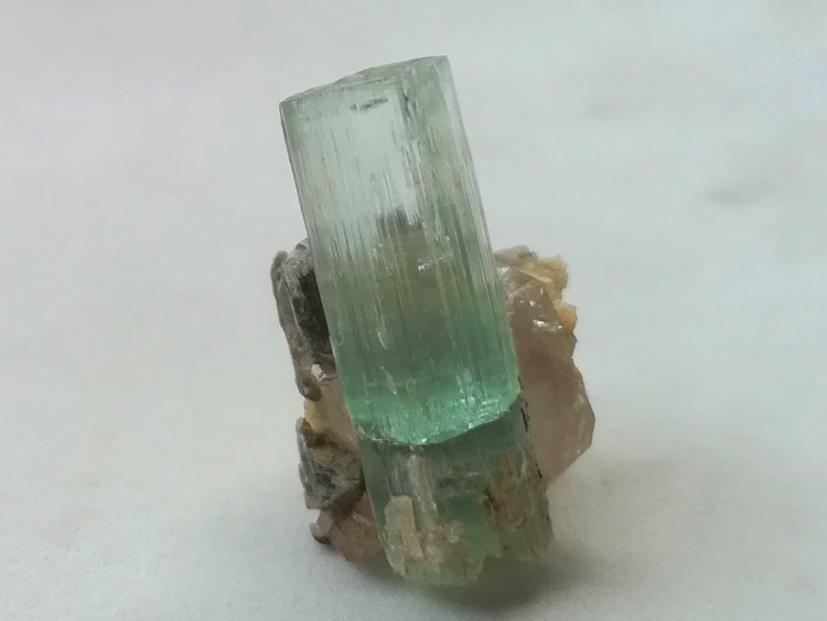 新出的海蓝宝石绿柱石和茶晶烟晶共生矿物标本晶体宝石原石原矿,海蓝宝石,水晶