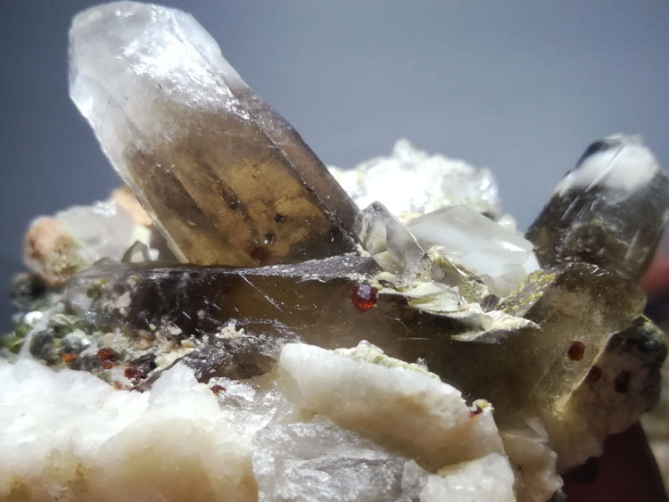 石榴石包裹体茶色水晶烟晶和云母共生矿物标本晶体宝石原石原矿,水晶,云母,石榴石