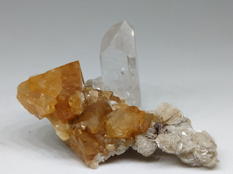 雪宝顶白钨矿和水晶云母共生矿物标本晶体宝石原石原矿石精品收藏,白钨,水晶,云母