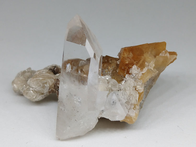 雪宝顶白钨矿和水晶云母共生矿物标本晶体宝石原石原矿石精品收藏,白钨,水晶,云母