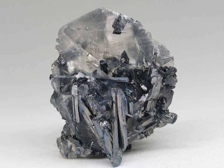 经典辉锑矿和方解石共生矿组合矿物标本晶体晶簇宝石原石原矿石,辉锑矿,方解