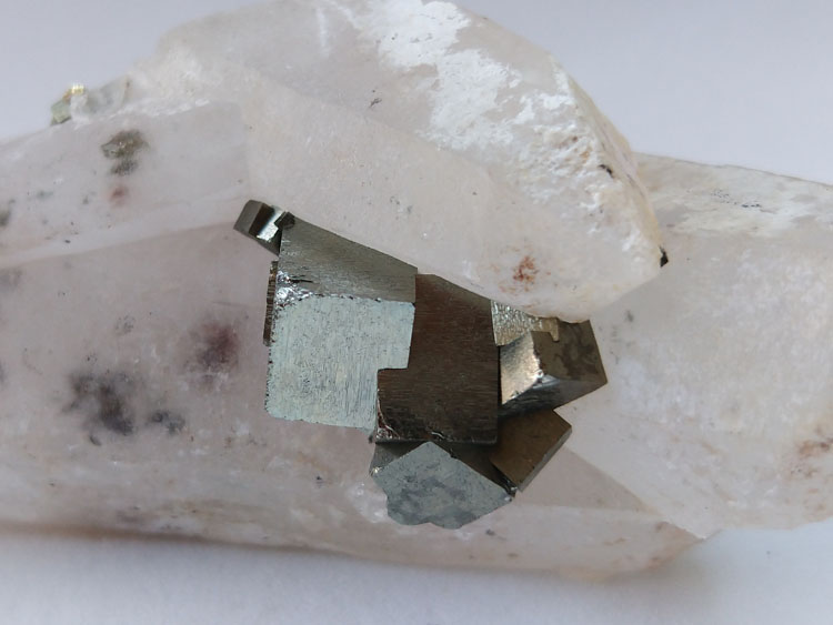 黄铁矿和白水晶共生石英矿物标本晶体晶簇宝石原石原矿石精品摆件,黄铁矿,水晶