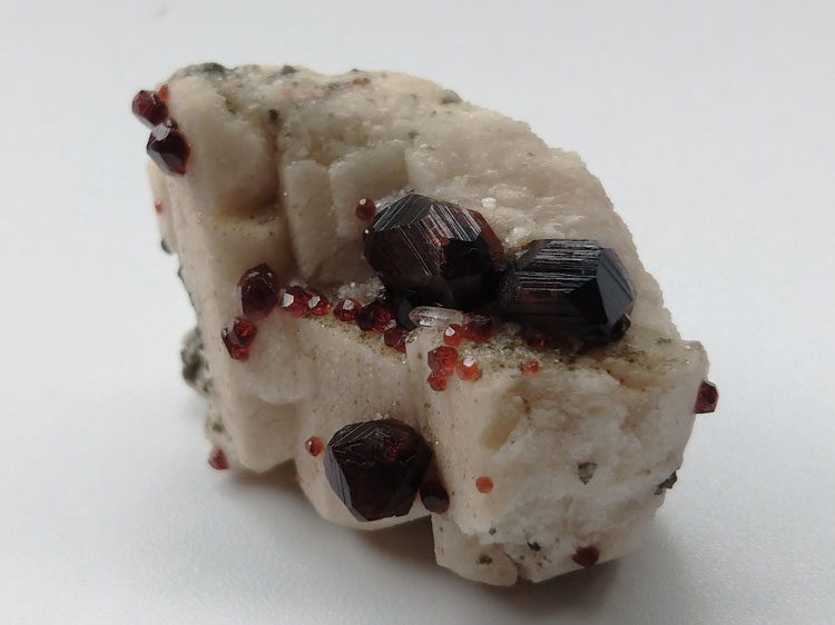 光泽超好的酒红色石榴石和长石共生矿物晶体标本宝石原石原矿,石榴石,长石